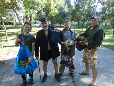 2016.09.25 - DSC03694 - вчетвером с орехами.JPG